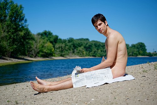 Dabei sollen die Teilnehmer auf den von Ferrat organisierten FKK-Swinger-Urlaub im August in Frankreich vorbereitet werden. - © Uwe Anspach/dpa
