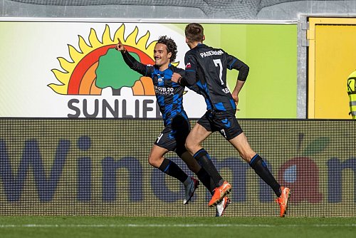 Baur (l) eröffnete den Torreigen für Paderborn. - © David Inderlied/dpa
