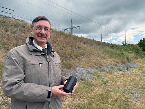 Der Präsident des hessischen Landesjagdverbandes Jürgen Ellenberger zeigt einen Wildwarner. - © Andrea Löbbecke/dpa
