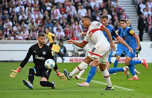 Der VfB erspielte sich in der ersten Halbzeit viele Torchancen - wie hier Jamie Leweling, der aber am Gäste-Tor vorbei zielt. - © Marijan Murat/dpa