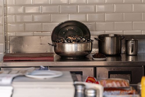 Nach dem Tod der drei und sechs Jahre alten Kinder ist auch die Mutter im Krankenhaus gestorben, wie die Nachrichtenagentur DHA berichtete. Der Vater werde noch auf der Intensivstation behandelt. Im Verdacht steht eine Lebensmittelvergiftung. - © Ahmed Deeb/dpa