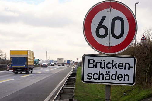 Die IHK ist sehr besorgt über den Zustand der Autobahnbrücken in NRW. (Symbolbild) - © Thomas Frey/dpa
