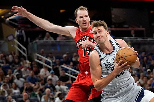 Wagner (r.) glänzte zum wiederholten Male als Topscorer für Orlando. - © John Raoux/AP/dpa