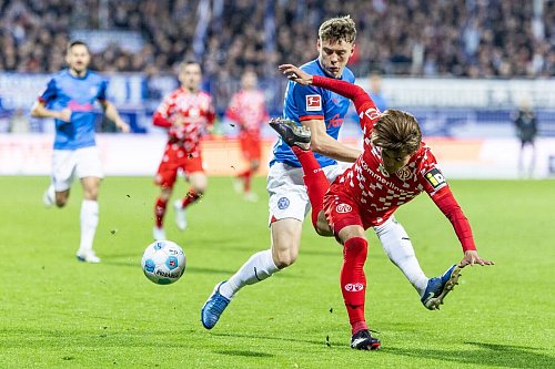 Erlebte mit Holstein Kiel den bisherigen Tiefpunkt nach dem Aufstieg: Nicolai Remberg (2.v.r.) - © Axel Heimken/dpa