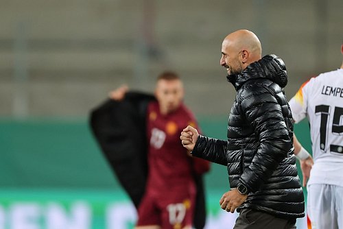 Trainer Antonio di Salvo hat die EM-Quali mit der U21 ungeschlagen beendet. - © Daniel Löb/dpa