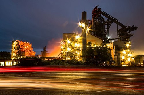 Thema beim «Stahlgipfel» ist auch der Umbau hin zu klimafreundlicheren Produktionsverfahren. (Archivbild) - © Andreas Arnold/dpa