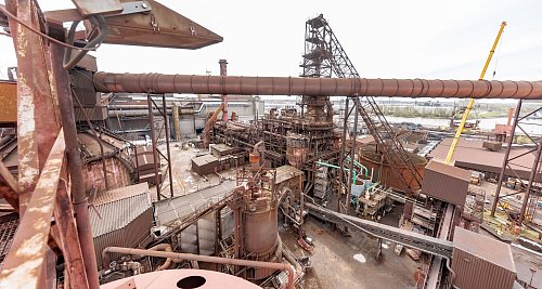 Die Direktreduktionsanlage auf dem ArcelorMittal-Stahlstandort Hamburg wird mit Erdgas betrieben und ist seit mehr als 50 Jahren in Betrieb. (Archivbild) - © Markus Scholz/dpa