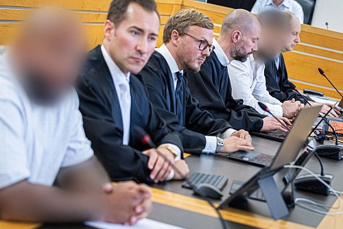 In dem Korruptionsprozess vor dem Landgericht Hannover ist der Boxtrainer (links) des verdächtigen Staatsanwalts mitangeklagt. (Archivbild) - © Moritz Frankenberg/dpa