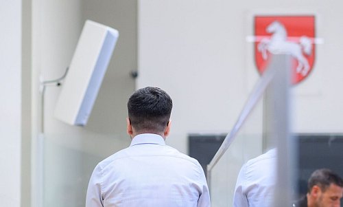 Er brachte zahlreiche Drogenhändler ins Gefängnis, jetzt sitzt ein Staatsanwalt selbst auf der Anklagebank. - © Julian Stratenschulte/dpa