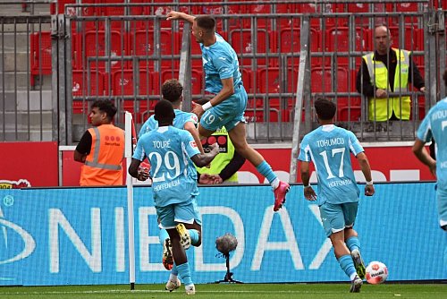 Hoffenheim jubelt über das Tor zum 2:1. - © Federico Gambarini/dpa