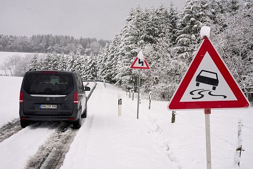 Auch in der Eifel in der Nähe des Nürburgrings waren die Straßen verschneit. - © Thomas Frey/dpa