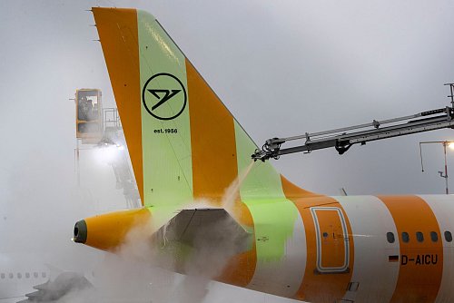 Ein Flugzeug wird auf dem Frankfurter Flughafen enteist. - © Helmut Fricke/dpa