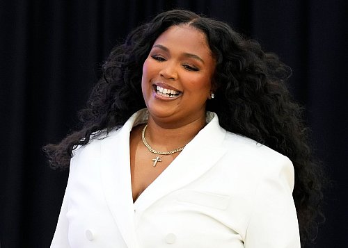 Lizzo macht Wahlkampf für Harris. - © Jacquelyn Martin/AP/dpa