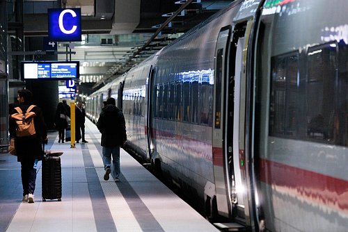 Einsteigen bitte - doch viele Züge waren im vergangenen Jahr verspätet unterwegs. - © Carsten Koall/dpa