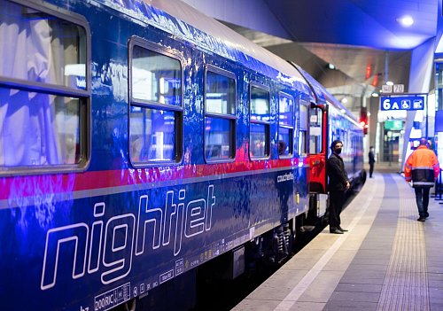 Bahnreisende können voraussichtlich ab Oktober wieder mit dem Nachtzug nach Paris reisen. (Archivbild) - © Georg Hochmuth/APA/dpa