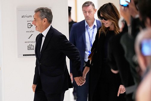 Trotz eines teilweisen Freispruchs erhält Sarkozy eine harte Strafe. - © Michel Euler/AP/dpa