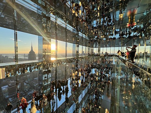 Sonnenuntergang im Spiegelkabinett. - © Benno Schwinghammer/dpa