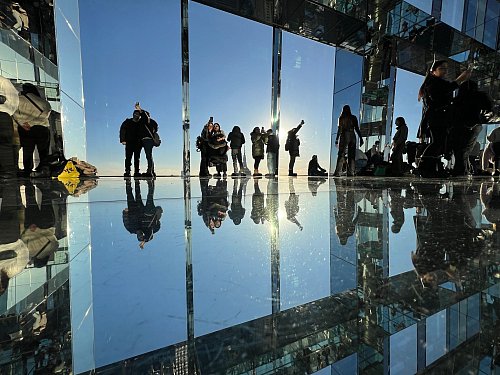 Selfie auf mehr als 300 Meter Höhe. - © Benno Schwinghammer/dpa