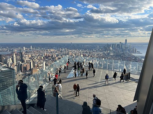 Terrasse mit Aussicht: «The Edge». - © Benno Schwinghammer/dpa