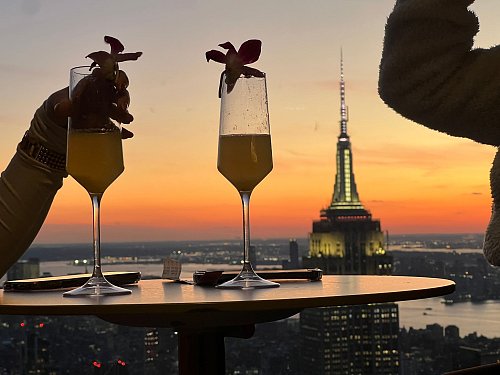 Drinks zum Sonnenuntergang. - © Benno Schwinghammer/dpa