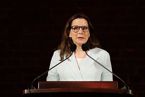 Simone Blaschka, Direktorin des deutschen Auswandererhauses, sieht Parallelen zwischen den Motiven früherer Auswanderer und heutiger Auswanderungswilliger. (Archivbild) - © Friso Gentsch/dpa