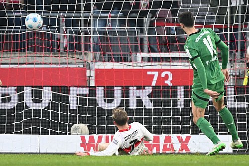 Tim Kleindienst trifft zum 2:1, Nationalmannschafts-Kollege Maximilian Mittelstädt rutscht ins Leere. - © Harry Langer/dpa