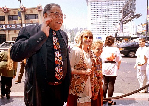 James Earl Jones spielte nicht nur selbst, sondern vertonte auch viele Filmfiguren. (Archivbild) - © Tara Farrell/AP/dpa