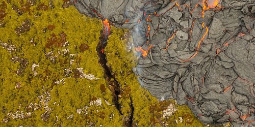 Ein Vulkan bricht nahe der Stadt Grindavik auf der Halbinsel Reykjanes aus. (Archivbild) - © Marco di Marco/AP/dpa