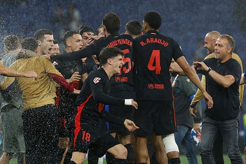 Der Titel war am Donnerstagabend unter Dach und Fach. - © Joan Monfort/AP/dpa