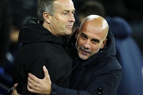 Manchester Citys Trainer Pep Guardiola (r) umarmt Bayer Leverkusens Cheftrainer Kasper Hjulmand vor dem Spiel. - © Nick Potts/PA Wire/dpa
