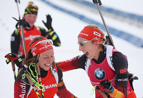 Laura Dahlmeier (l) und Franziska Preuß (r) kamen 2013 in den Weltcup. (Archivfoto) - © picture alliance / dpa
