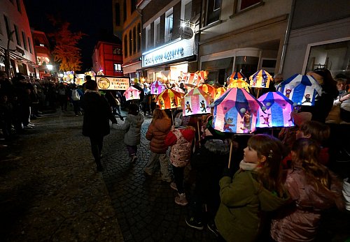 Mit bunten Laternen sind die Kinder durch die Stadt gezogen. - © Roberto Pfeil/dpa