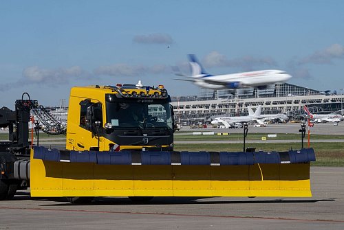 Autonome Winterdienstfahrzeuge können auch bei schlechter Sicht eingesetzt werden. (Archivbild) - © Marijan Murat/dpa