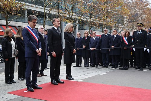 Präsident Macron wird an Gedenkveranstaltungen an allen Anschlagsorten teilnehmen. - © Ludovic Marin/Pool AFP/AP/dpa