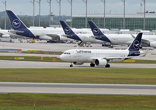 Trotz steigender Umsätze ist der Gewinn des Lufthansa-Konzerns geschrumpft. - © Malin Wunderlich/dpa