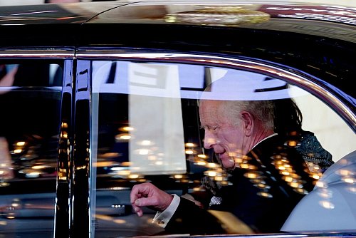 Traditionell werden am Geburtstag des Königs Kanonenschüsse abgefeuert. - © Ian West/PA Wire/dpa