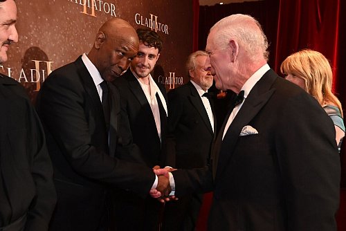 Am Vorabend seines Geburtstags hatte er sich auf dem Roten Teppich der Weltpremiere von «Gladiator II» gezeigt und Stars wie Denzel Washington getroffen. - © Eddie Mulholland/The Telegraph/PA Wire/dpa