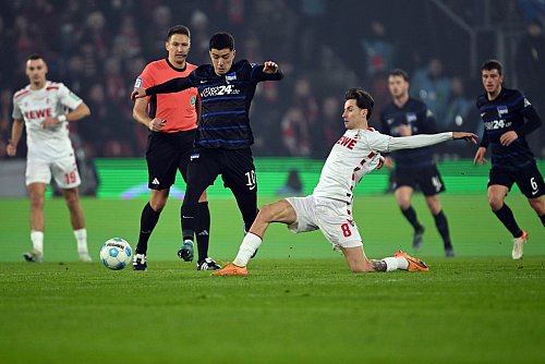 Harter Kampf im Zweitliga-Duell. - © Federico Gambarini/dpa