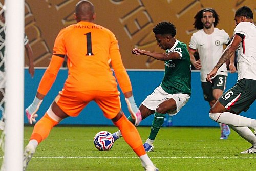 Estevao erzielte gegen seinen baldigen Club den 1:1-Ausgleich. - © Derik Hamilton/AP/dpa