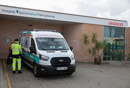 Im Krankenhaus Quironsalud Palmaplanas in Palma wird ein Teil der verletzten Sportler behandelt. - © Clara Margais/dpa