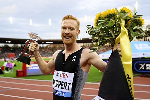 Durfte sich für seinen Sieg feiern lassen: Hindernisläufer Frederik Ruppert. - © Ennio Leanza/KEYSTONE/dpa