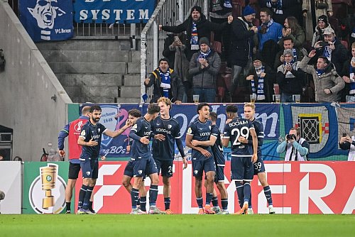 Gerrit Holtmann (l) jubelt mit den Teamkollegen nach seinem Tor. - © Harry Langer/dpa