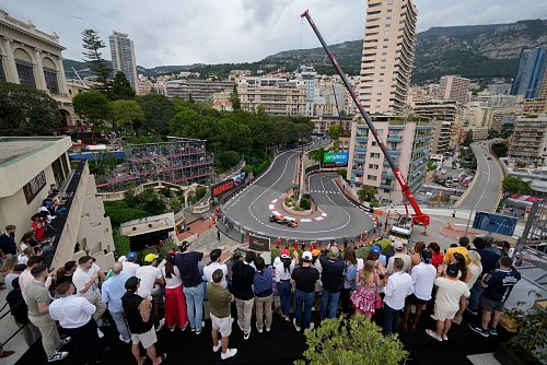 Wer ganz dicht dran sein will, muss vor allem in Monaco auch ganz viel zahlen. - © Luca Bruno/AP/dpa