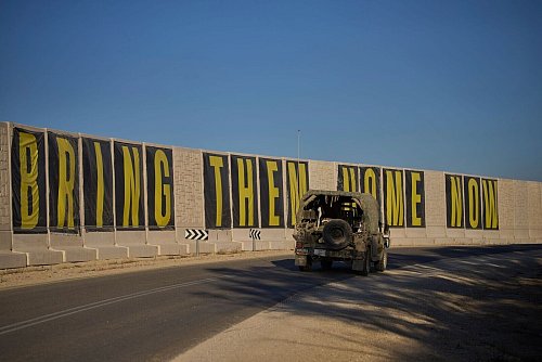 Angehörige setzen sich seit Kriegsbeginn vor bald zwei Jahren unermüdlich für die Freilassung der Geiseln ein. (Archivbild) - © Ohad Zwigenberg/AP/dpa