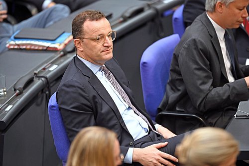 Unionsfraktionschef Jens Spahn (CDU) konnte die Mehrheit für die damalige SPD-Kandidatin Frauke Brosius-Gersdorf im Juli nicht garantieren. (Archivbild) - © Niklas Treppner/dpa