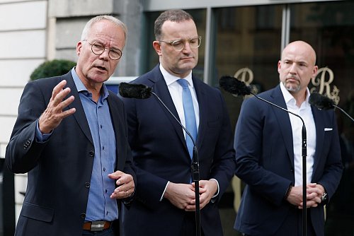 Die Koalition aus Union und SPD ist bei der Richterwahl im Bundestag auch auf stimmen aus der Opposition angewiesen. (Archivbild) - © Heiko Becker/dpa