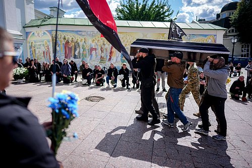 Soldaten tragen die Särge ihrer gefallenen Kameraden. - © Kay Nietfeld/dpa