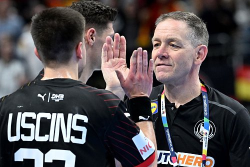 Alfred Gislason will sein größtes Handball-Talent schützen. - © Sören Stache/dpa