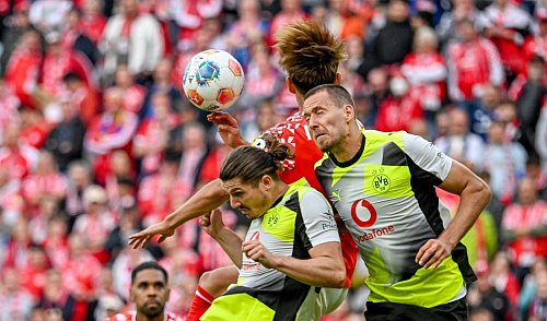 Borussia Dortmund um Marcel Sabitzer (l) und Waldemar Anton zeigte in Mainz eine souveräne Leistung. - © Torsten Silz/dpa