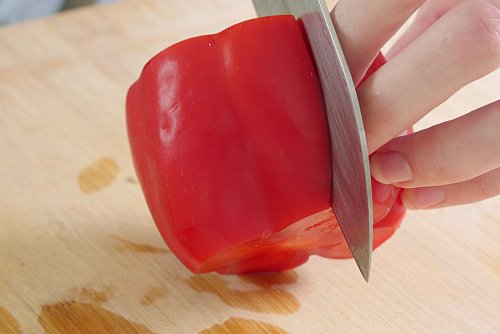 4. Schritt: Um auch die letzten Reste zu entfernen, schneidest du die Paprika seitlich ein. - © Katharina Frenzel/mehr-genuss.de/dpa-tmn